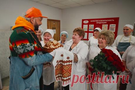 Сбер выпустил гастрошоу «Вкусные города» с Филиппом Киркоровым. К новогодним праздникам Сбер запустил гастрономическое цифровое YouTube-шоу «Вкусные города». Его суть проста: звездные гости путешествуют по разным городам России, чтобы отведать их традиционную кухню. Кроме того, они получают задания от местных жителей и рассказывают про цифровые продукты Сбера и его экосистемы.