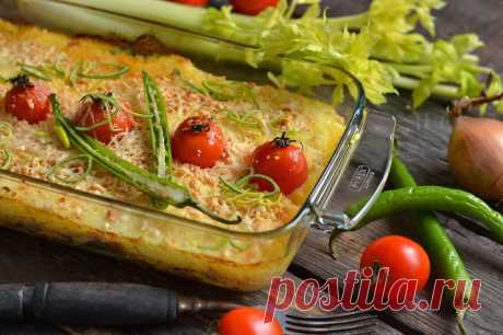 Пастуший пирог с курицей под сырно-арахисовой корочкой