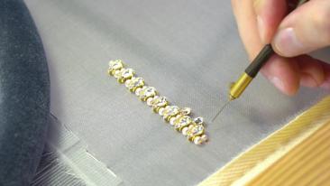 Как пришить бусины и кристаллы люневильским крючком | GreenBird.ru | Бисер и кристаллы | Дзен