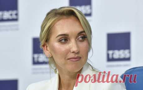 Олимпийская чемпионка теннисистка Веснина провела последний матч в карьере. Спортсменка сыграла в паре с Мансуром Бахрами на турнире в Санкт-Петербурге