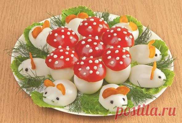 Фаршированные яйца могут оказаться кстати и на праздничном столе, и на пикнике. Прежде всего, надо сварить яйца вкрутую, сразу же переложить их в холодную воду, чтобы скорлупа легко счищалась и не прилипала к белку. Затем, разрезав яйца на половинки, выковырять желток. Желток будем использовать для начинки. Начинку выбираем на свой вкус. Это могут быть овощи, грибы, рыба или морепродукты, мясо. Наполнив яичные половинки начинкой, надо красиво разложить их на блюде. Для устойчивости донышко каждо