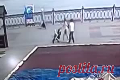 Преследуемый стаей собак велосипедист сбил россиянку и попал на видео. На одной из набережных Астрахани велосипедист, спасаясь от стаи собак, на скорости сбил женщину. На кадрах видно, как преследуемый стаей собак велосипедист наезжает на девушку. В результате столкновения россиянка получила травмы лица, а также перелом лодыжки. После столкновения собаки отстали от мужчины.