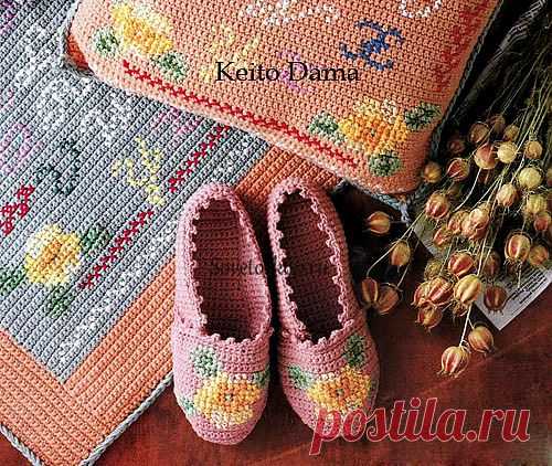 Розовые тапочки с вышивкой.