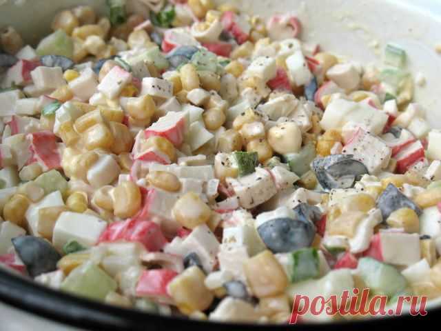 Салат з крабовими паличками і копченою ковбасою