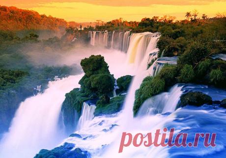 Сила и мощь природы - Водопады Парка Игуасу Извержения вулканов, лава, разломы и трещины в земной коре – все это привело к образованию огромного по площади плато, где в последствии образовалось русло и долина реки Игуасу.