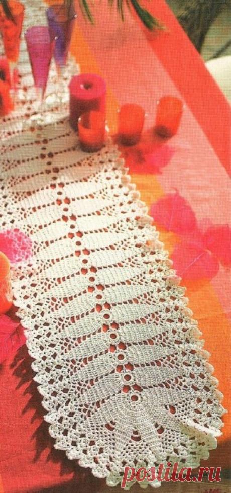 Вяжем продолговатую дорожку на стол