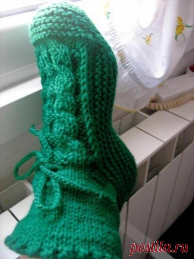 Оригинальные пинетки для взрослых

Спицы номер 2, нитки толщиной примерно как спицы. На один тапок 38-го размера уходит примерно 50 граммов ниток. Для 38 размера набрать 84 петли. Вязать платочной вязкой 24 ряда.

Провязать лицевыми 53 петли лицевыми. 54-ю и 55-ю провязать вместе 
лицевой и повернуть вязание.

Сняв первую петлю, вяжем изнаночными 19 петель. 20-ю и 21-ю провязываем вместе изнаночной. Снова повернуть вязание и провязать 19 петель лицевой, а 20-ю и 21-ю - вме...