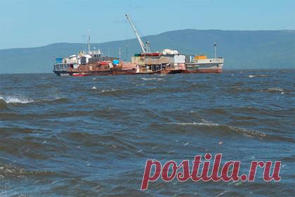 Стало известно о четырех унесенных в море баржах с людьми на Сахалине. Четыре баржи сорвало с якоря между Сахалином и материком и унесло в открытое море, на них находятся 124 человека. Об этом сообщили в управлении МЧС по Хабаровскому краю, передает ТАСС. Ранее в МЧС сообщали о двух судах, которые сорвало с якоря. Тогда было известно, что на борту барж находятся 64 члена экипажа.