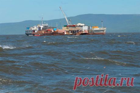 Стало известно о четырех унесенных в море баржах с людьми на Сахалине. Четыре баржи сорвало с якоря между Сахалином и материком и унесло в открытое море, на них находятся 124 человека. Об этом сообщили в управлении МЧС по Хабаровскому краю, передает ТАСС. Ранее в МЧС сообщали о двух судах, которые сорвало с якоря. Тогда было известно, что на борту барж находятся 64 члена экипажа.