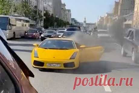 Раскрыта личность водителя загоревшегося в Москве Lamborghini. Стало известно имя водителя загоревшегося в Москве желтого автомобиля Lamborghini Gallardo. Сообщается, что во время возгорания машины за рулем находился 27-летний музыкант Николай Гришкин, более известный как Nikolaos. Также отмечается, что на пассажирском сиденье был друг мужчины.
