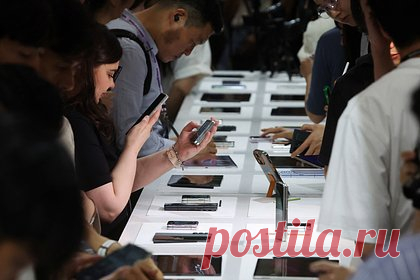 Samsung представила чип для флагманских смартфонов. Корпорация Samsung анонсировала процессор нового поколения Exynos 2400. Процессор ориентирован на поддержку работы с искусственным интеллектом (ИИ). По словам представителей корпорации, он на 70 процентов производительнее, чем модель прошлого поколения Exynos 2200. Чип появится в смартфонах серии Galaxy S24.