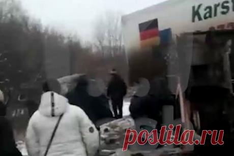 Две фуры перегородили трассу в результате масштабного ДТП под Москвой. Две фуры столкнулись и перегородили обе стороны трассы в результате масштабного ДТП на Горьковском шоссе в Подмосковье. Столкновение произошло на 50 километре трассы М7. В результате аварии образовалась пробка. На месте произошедшего работают сотрудники ГИБДД, полиция устанавливает обстоятельства аварии.