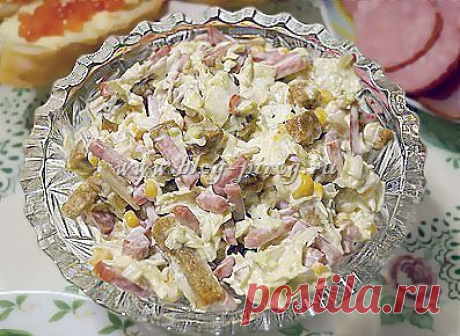 Салат с капустой и сухариками &quot;Сытый холостяк&quot; | Четыре вкуса
