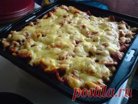 ТОП- 7 БЛЮД С СОСИСКАМИ 🍴

1. Запеканка из картофеля с сосисками:

ИНГРЕДИЕНТЫ:
● 5 картофелин
● 4 сосиски
● 2 яйца
● 100 г твердого сыра
● масло
● зеленый лук
● черный молотый перец
● соль

ПРИГОТОВЛЕНИЕ:
Картофель очистить и отварить в подсоленной воде. Остудить, натереть на крупной терке и добавить взбитые яйца. Посолить, поперчить, перемешать. Выложить картофельную массу на смазанный маслом противень. Сверху разложить мелко порезанные сосиски. Посыпать натертым на мел...