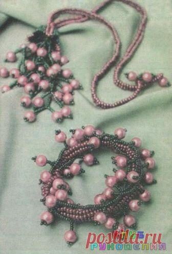 БРАСЛЕТ И КОЛЬЕ “ГРОЗДЬ ВИНОГРАДА“ ИЗ БИСЕРА.СХЕМЫ.ОПИСАНИЕ - Клуб рукоделия МАТЕРИАЛЫ Нить нейлоновая. Бисер №8 перламутровый зеленого и бордового цветов; бусины круглые диаметром 8 мм розового цвета. Иглы для бисера. Ножницы. ВЫПОЛНЕНИЕ РАБОТЫ Плетение браслета…