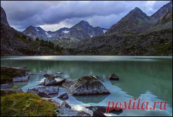 Дарашколь. Горный Алтай, август 2006г.Иллюстрация к отчету <a href="http://polanna.35photo.ru/journal/96.html">о походе по Катунскому хребту</a> #Алтай #горы #Горный Алтай #озеро #Дарашколь #вечер #Аня Графова Автор: Аня Графова  |  Pinterest • Всемирный каталог идей
