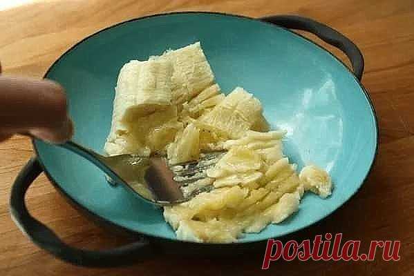 Вы не кашлянете ни разу за всю зиму! Измельчите банан и добавьте вот эти два простых компонента
Вместо того, чтобы выбрасывать деньги на таблетки медицинской мафии, которые имеют побочные эффекты попробуйте это натуральное и эффективное средство. Вы избавитесь от кашля окончательно и даже обогатите Ваше тело витаминами.
Смотрите ниже, как просто приготовить это натуральное средство!
Ингредиенты:
Два спелых банана
Два столовые ложки меда
400 мл воды
Приготовление:
• Налейте...