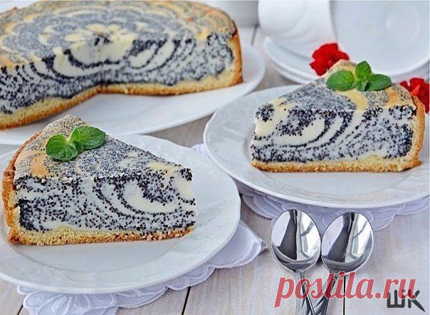 ПИРОГ С ТВОРОГОМ И МАКОМ 
Очень нежный вкус 

ИНГРЕДИЕНТЫ:

Тесто:
● Сливочное масло — 100 г
● Сахар — 50 г
● Яйца — 1 шт.
● Разрыхлитель — 1 ч. л.
● Ванилин — по вкусу
● Мука — 200 г

Начинка:
● Творог — 500 г
● Мак — 120 г
● Сахар — 150 г
● Яйца — 2 шт.
● Крахмал — 2 ст. л.

ПРИГОТОВЛЕНИЕ:
1. Масло растопить, добавить сахар и яйцо, размешать, добавить муку с разрыхлителем. Замесить тесто, распределить его по форме (выстеленной пекарской бумагой), не забывая формировать б...