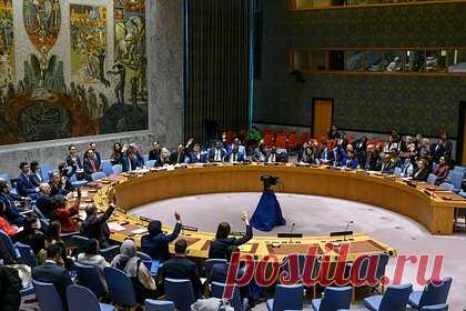«США идут по силовому пути» Совбез ООН принял резолюцию с осуждением атак хуситов в Красном море. Что ответили в России?. Совет Безопасности ООН принял проект резолюции с осуждением атак йеменских хуситов на корабли, предложенную США и Японией. За документ проголосовали 11 стран. Воздержались четыре, это Россия, Китай, Алжир и Мозамбик. В Москве заявили, что Соединенные Штаты пытаются оправдать нелегитимные действия в Красном море.