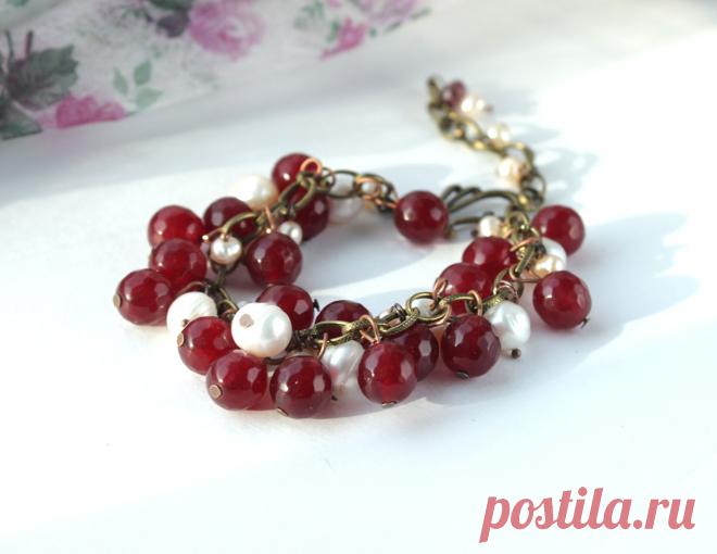 Роскошный браслет из агата и жемчуга. Камни натуральные. Агат гранёный, затонирован в бордовый цвет.
Бордовый браслет на цепочке.
В качестве застёжки использован замок-крючок, он удобен в использовании, можно легко надеть браслет без посторонней помощи.
Минимальный размер браслета 17 см, а крупная цепочка позволяет использовать браслет практически на любой обхват руки.
_____
БЕСПЛАТНАЯ ДОСТАВКА ПОЧТОЙ ПО РФ!
_____
Размер:  17 см + удлиняющая цепочка