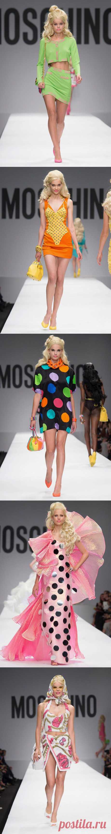 Креативный директор Moschino Джереми Скотт (Jeremy Scott) обратил свой взор на великую и ужасную куклу Барби. Блондинки в розовом показали в Милане коллекцию весна-лето 2015.