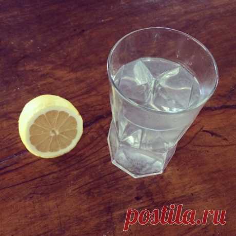 Вода с лимоном: 13 причин начать пить воду с лимоном