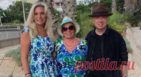 «Вы похожи на маму, значит счастливы»: Валентин Юдашкин опубликовал фото с мамой в день ее рождения . Милая Я