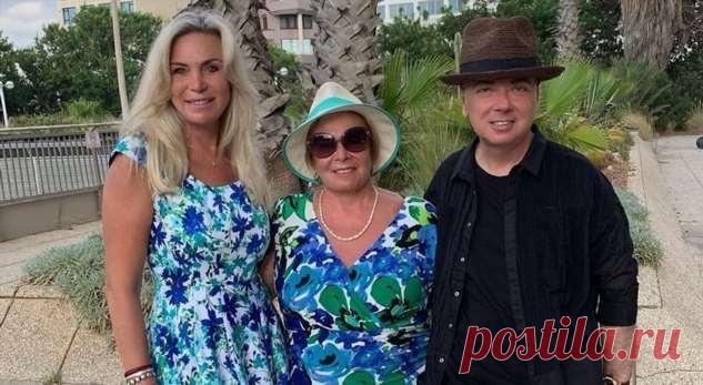 «Вы похожи на маму, значит счастливы»: Валентин Юдашкин опубликовал фото с мамой в день ее рождения . Милая Я