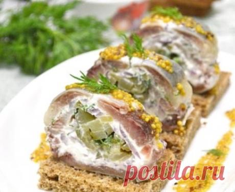Потрясающая закуска из сельди! Получилась очень вкусной. Удачный рецепт. Ингредиенты сельдь слабосоленая 1 шт. сливочный сыр 100 гр. красный лук 1 шт. лимонный сок 1 ст. л. черный молотый перец по вкусу щепотка сахара соленые