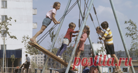 Вспомнить детство: 10 любимых дворовых игр из СССР (фото) Казаки-разбойники, вышибалы, резиночки. Эти игры мало о чем говорят сегодняшним детям, а вот их родителям когда-то приносили много радости. Предлагаем вспомнить их и поделиться с ребенком частичкой собственного детства. Жмите на стрелку!