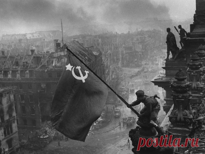 Великое событие в истории произошло 79 лет назад - было водружено знамя над рейхстагом.