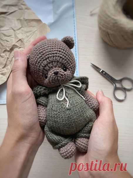 Мишка в комбинезоне

#мишка_крючком@knit_toyss, #крючком_игрушка@knit_toyss

Автор: #dariatoys

Источник: https://vk.com/wall-186770009_1951?z=photo-186770009_..