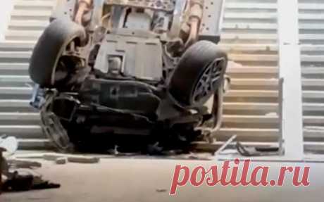 Машина в Москве въехала в переход. Видео. Gelandewagen слетел с трассы на Шелепихинском шоссе в Москве и упал в подземный переход, пострадавших нет, сообщили РБК в пресс-службе ГУВД Москвы.