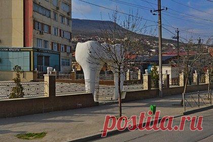 Самый большой искусственный зуб в мире удалили в российском городе