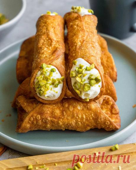 Канноли — солнечный привет из Италии  🇮🇹
Канноли – это традиционный итальянский десерт из тонких пластинок теста, которые обжариваются в кляре.
В переводе с итальянского слово «канноли» означает «осьминог».
Считается, что прототипом канноли послужил осьминог.
На самом деле, у этого итальянского десерта нет никакого исторического прототипа.
Каннолли – это очень вкусно!
Их можно подавать как отдельное блюдо, а можно использовать как основу для торта.
Если вы не любите кляр, попробуйте приготовит…