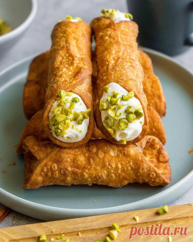 Канноли — солнечный привет из Италии  🇮🇹
Канноли – это традиционный итальянский десерт из тонких пластинок теста, которые обжариваются в кляре.
В переводе с итальянского слово «канноли» означает «осьминог».
Считается, что прототипом канноли послужил осьминог.
На самом деле, у этого итальянского десерта нет никакого исторического прототипа.
Каннолли – это очень вкусно!
Их можно подавать как отдельное блюдо, а можно использовать как основу для торта.
Если вы не любите кляр, попробуйте приготовит…