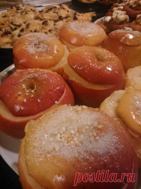 Запечёные яблоки с мёдом.
Просто, вкусно и полезно.Срезать шляпку  у яблока, ложкой удалить семечки.Начинку можно любую, по своему желанию, чернослив, творог, орешки и мёд, накрываем срезаной шляпкой и в духовку 180 град.на 15-20 мин..
Приятного аппетита :)