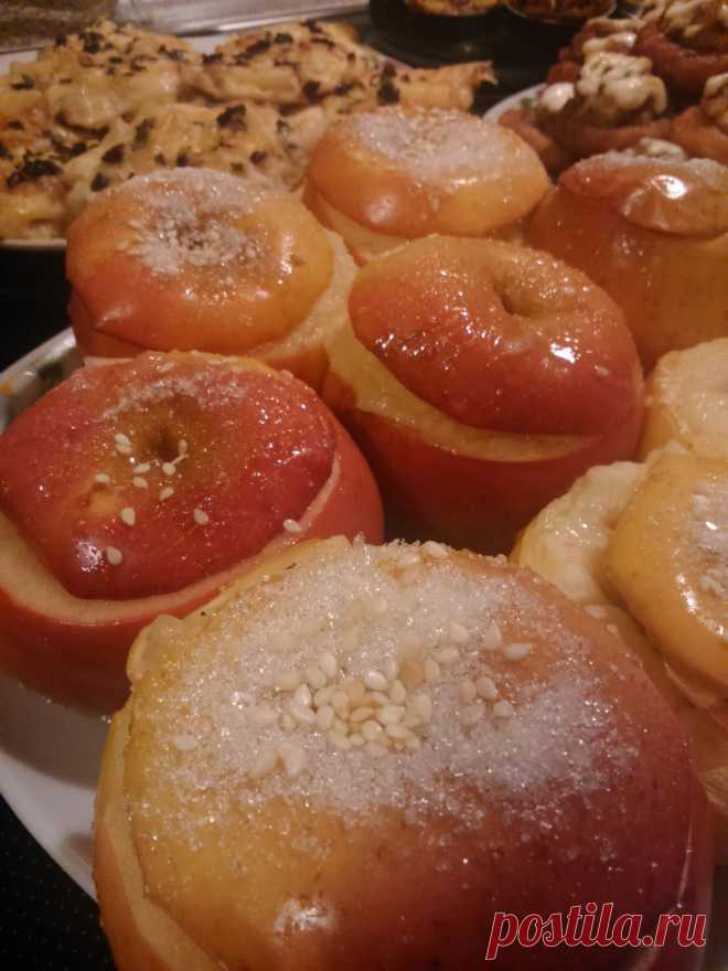 Запечёные яблоки с мёдом.
Просто, вкусно и полезно.Срезать шляпку  у яблока, ложкой удалить семечки.Начинку можно любую, по своему желанию, чернослив, творог, орешки и мёд, накрываем срезаной шляпкой и в духовку 180 град.на 15-20 мин..
Приятного аппетита :)