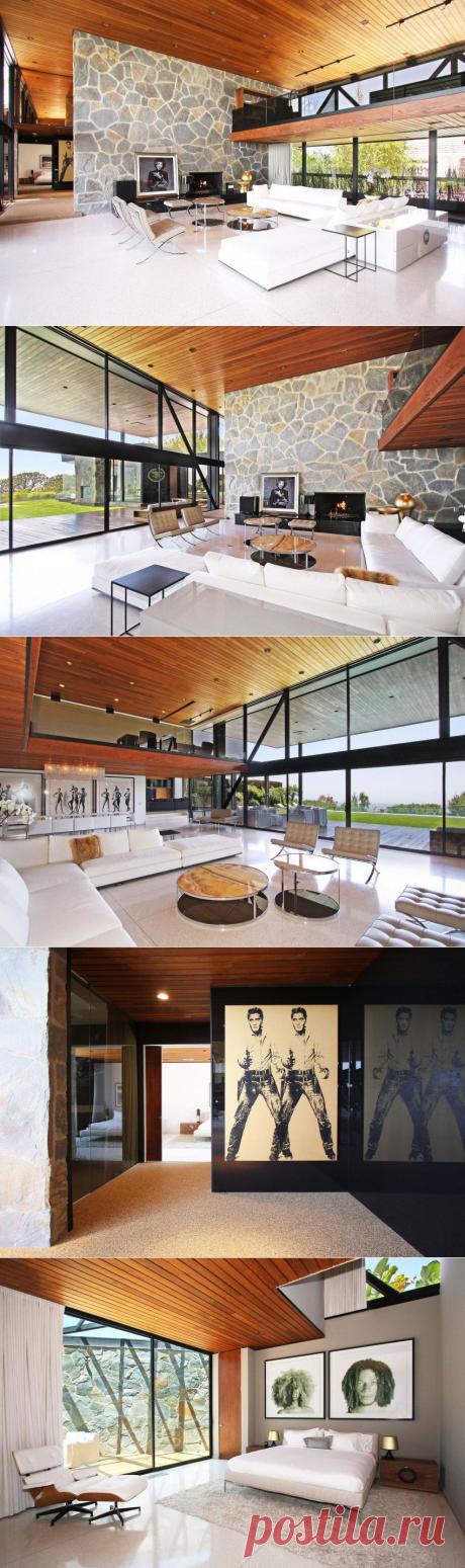 Простейший способ избавиться от власти золота - иметь его в избытке...