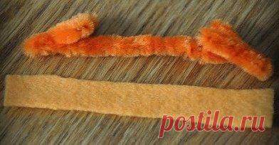 Мастер-класс
 по вязанию пасхального цыпленка крючком.
Свяжем желтой нитью цыпленка. Удобнее начать с его нижней части.
Начало: 6 ВП замкнуть в кольцо.
Ряд 2: по 2 СБН в каждом (12)
Ряд 3: СБН, по 2 в каждом 2-м (18)
Ряд 4: СБН, по 2 в каждом 3-м (24)
Ряд 5 - ряд 11: СБН крючком все (24)
Ряд 12: СБН, каждые 3-й и 4-й вместе (18)
Ряд 13: СБН (18)
Ряд 14: СБН, каждые 2-й и 3-й вместе (12)
Вложите наполнитель в цыпленка,
Ряд 15: СБН, каждый 1-й и 2-й вместе. Оборвать нить, нить закрепить.
Приш