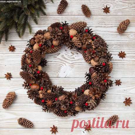 Новогодний венок своими руками Я всегда хотела сделать венок своими руками, но не знала, с чего начать. Всегда чего-то не хватало. Поэтому еще в конце октября мы с Алисой заранее позаботились о материалах и собрали шишки. Все остальные ингредиенты я просто купила на рынке. О них чуть ниже. Для венка вам понадобятся:...