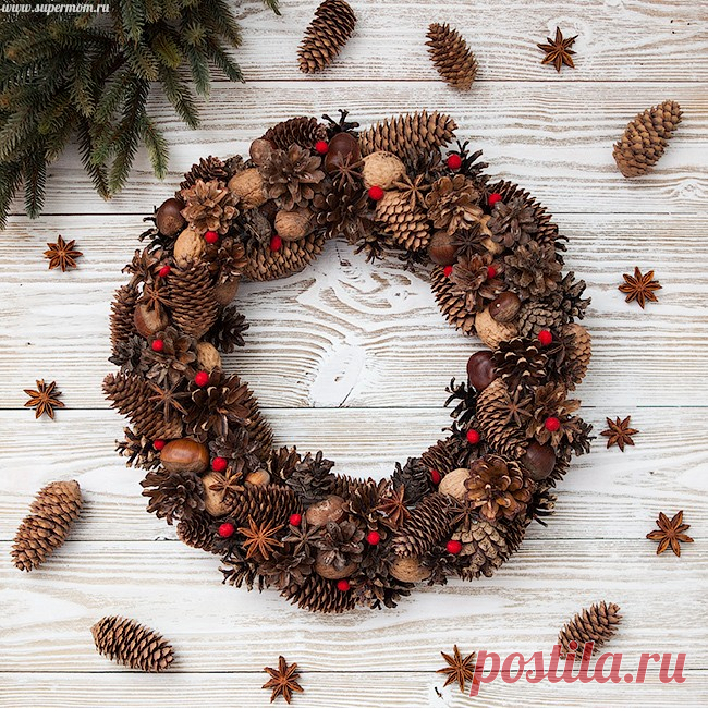 Новогодний венок своими руками Я всегда хотела сделать венок своими руками, но не знала, с чего начать. Всегда чего-то не хватало. Поэтому еще в конце октября мы с Алисой заранее позаботились о материалах и собрали шишки. Все остальные ингредиенты я просто купила на рынке. О них чуть ниже. Для венка вам понадобятся:...