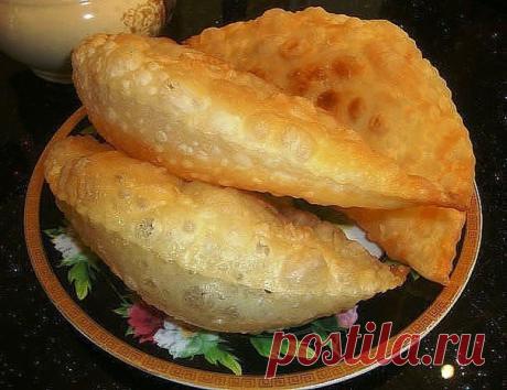 Самые вкусные чебуреки!!

Чебуреки получаются с хрустящей корочкой благодаря водке в тесте и мягкие внутри.
Вкусно!
Ингредиенты:

-Мука (стак.=250мл) — 4 стак.
-Вода — 320 мл или 1,3 стакана
-Водка (обязательно) — 2 ст. л.
-Яйцо — 1 шт
-Масло растительное (для теста) — 2 ст. л.
-Соль — 0.5 ч. л.
-Фарш (для начинки, я беру готовый свиной) — 700-900 г
-Лук репчатый (для начинки) — 2 шт
-Перец черный (молотый, для начинки)

Приготовление:
Вскипятите воду, добавив туда соль и ...