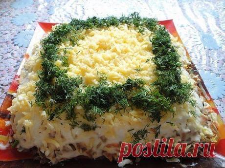 Салат с куриной печенью.

300-400гр.куриной печени,
2-3 соленых огурчика,
2 крупных луковицы,
2 крупных моркови,
3 яйца,
50гр.сыра,
укроп,
2-3 зубчика чеснока,
майонез.

1 слой - отварная печень (на крупной терке),
2 слой-огурчики на крупной терке,
3 слой-морковь (на крупной терке), обжаренная с луком, посыпать слой чесноком(через пресс),
4слой -яйца (на крупной терке),
5 слой - посыпать сыром и по кругу -зеленью.
Между слоями сделать майонезную сеточку.