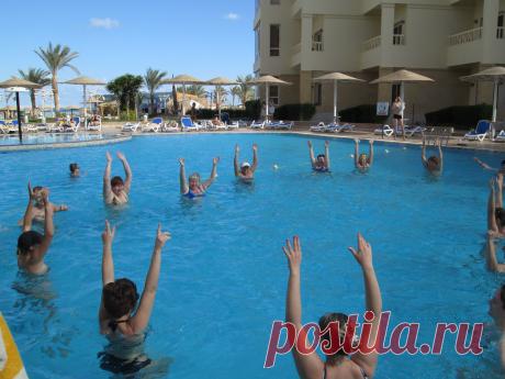 Занимаемся водной гимнастикой.