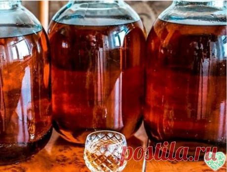 Домашний коньяк — удивите ваших гостей!   
 Ингредиенты:
Водка — 3 л
Чернослив — 6 шт.
Гвоздика — 10 шт.
Сахар — 100 г
Сухая заварка чая — 2 ст. л.
Ванилин — 1 пакетик
Приготовление:
1. Все ингредиенты — кроме водки — помещаем в банку, потом их заливаем 3-мя литрами водки.
2. Хорошо взбалтываем и ставим банку в тёмное место на трое суток, при этом, каждые сутки опять таки взбалтываем. Не бойтесь, что он сначала помутнеет.
3. Разливаем получившийся коньяк в красивые бутылки...