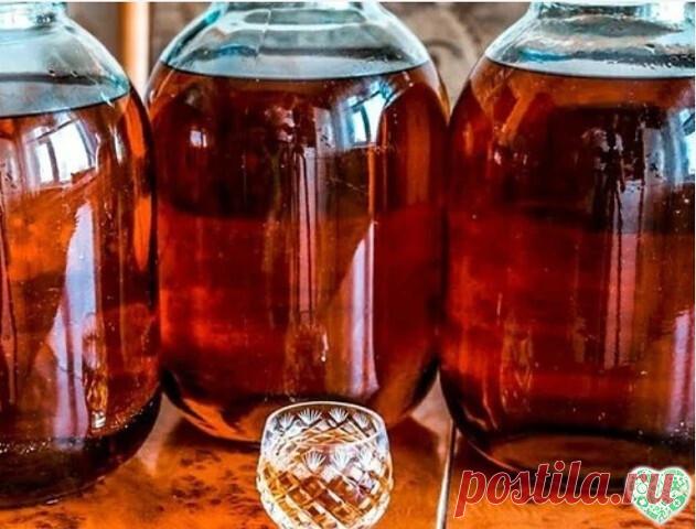 Домашний коньяк — удивите ваших гостей!   
 Ингредиенты:
Водка — 3 л
Чернослив — 6 шт.
Гвоздика — 10 шт.
Сахар — 100 г
Сухая заварка чая — 2 ст. л.
Ванилин — 1 пакетик
Приготовление:
1. Все ингредиенты — кроме водки — помещаем в банку, потом их заливаем 3-мя литрами водки.
2. Хорошо взбалтываем и ставим банку в тёмное место на трое суток, при этом, каждые сутки опять таки взбалтываем. Не бойтесь, что он сначала помутнеет.
3. Разливаем получившийся коньяк в красивые бутылки...