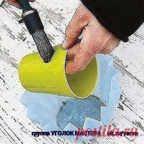 Вазы для цветов своими руками. Из бетона

Недорого и оригинально! Главное - можно сделать таких кашпо ну совершенно разных форм! Мне очень нравится!

1. Смазываем форму изнутри растительным маслом
2. Форму, которая будет вставлена в основную емкость смазываем растительным маслом снаружи
3. Заполняем основную форму бетоном, а затем вставляем вторую форму, но не до самого конца. У вазона должно быть дно.
4. Прижимает чем-то тяжелым.
5. После высыхания достаем вазон из формы.