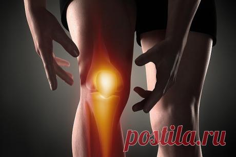 ЕСЛИ СИЛЬНО БОЛЯТ КОЛЕНИ… 8 хороших рецептов! 
Болят колени, лечение народными средствами: 
Если болят колени, нужно взять лист хрена, окунуть в кипяток, приложить на 2-3 часа к коленям. Листья хрена хорошо вытягивают соли и боль проходит. Курс лечения – 7 дней. 
Если травмированы суставы на ногах: на ночь делать компрессы из раствора хозяйственного мыла. Возьмите денатурат и керосин в равных пропорциях, слейте в стеклянную банку, положите туда 3-4 стручка свежего жгучего ...