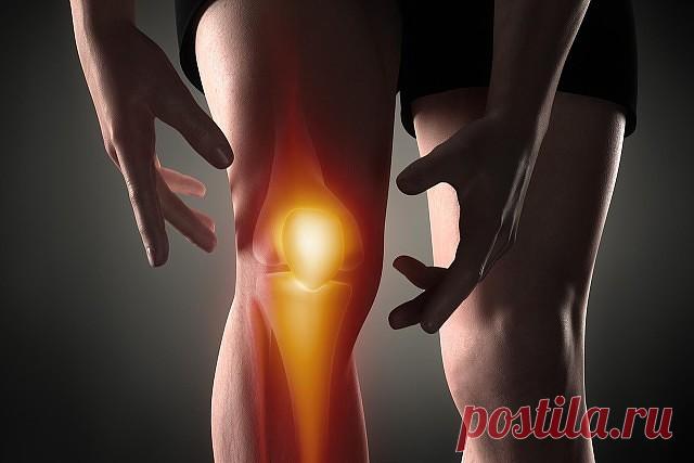 ЕСЛИ СИЛЬНО БОЛЯТ КОЛЕНИ… 8 хороших рецептов! 
Болят колени, лечение народными средствами: 
Если болят колени, нужно взять лист хрена, окунуть в кипяток, приложить на 2-3 часа к коленям. Листья хрена хорошо вытягивают соли и боль проходит. Курс лечения – 7 дней. 
Если травмированы суставы на ногах: на ночь делать компрессы из раствора хозяйственного мыла. Возьмите денатурат и керосин в равных пропорциях, слейте в стеклянную банку, положите туда 3-4 стручка свежего жгучего ...